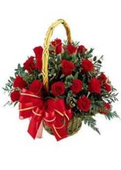 sepet içerisinde kırmızı güller