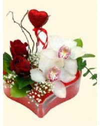 kalp içinde gül ve orkide