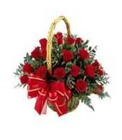 sepet içerisinde kırmızı güller