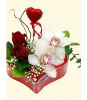 kalp içinde gül ve orkide